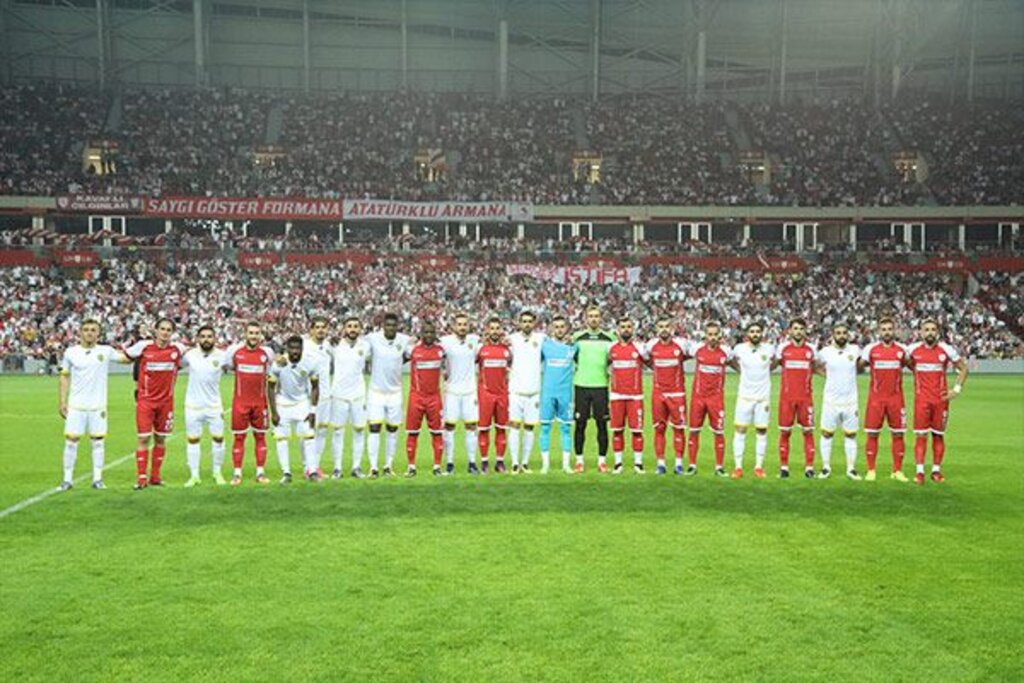 Ankaragüçlü taraftarlar İstiklal Marşını okuyarak bu ayıbı düzeltti