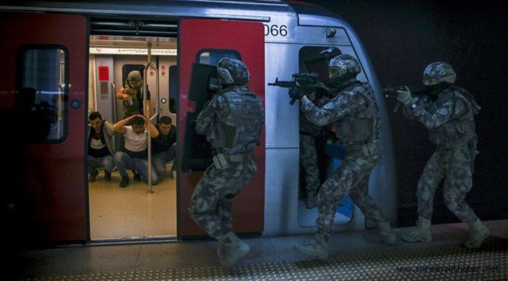 Özel harekat polisinden metroda nefes kesen tatbikat