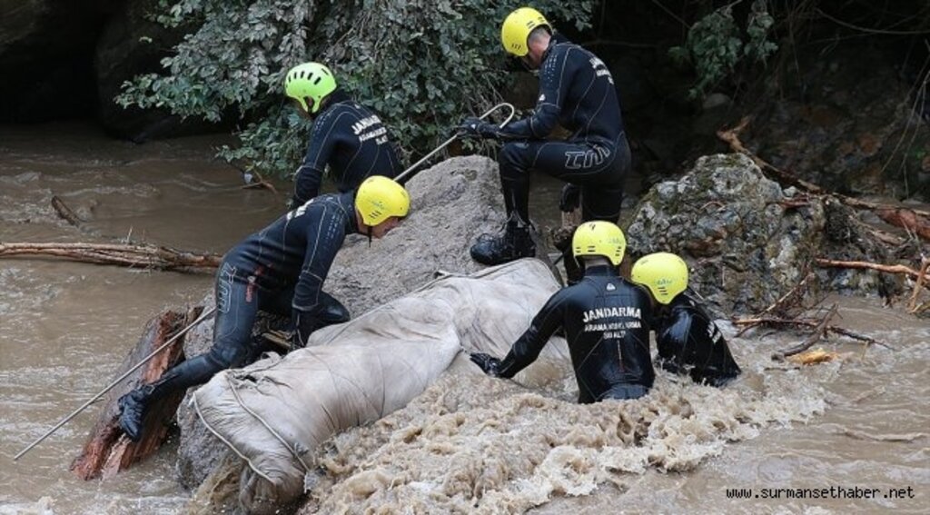 Araklı'daki selde kaybolan 3 kişiyi arama çalışmaları sürüyor