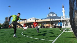 Avustralya'da gençler için cami bahçesine halı saha yapıldı