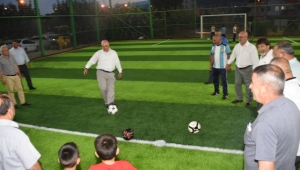 Başkan Aslan, halı saha açılışını gerçekleştirdi