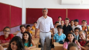 BAŞKAN OKTAY ÇOCUKLARIN KARNE SEVİNCİNE ORTAK OLDU