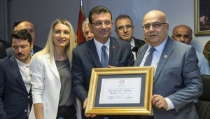 Ekrem İmamoğlu mazbatasını aldı