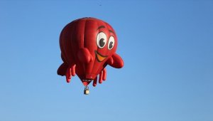 Kapadokya'da balonlar festival için havalandı