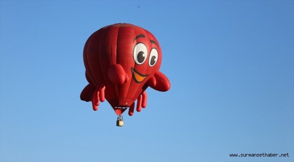 Kapadokya'da balonlar festival için havalandı