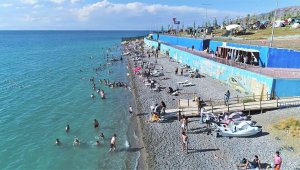 Sıcaktan bunalanların tercihi Van Gölü sahilleri
