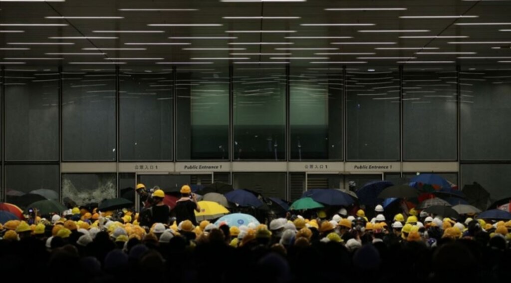 Son Dakika ! Hong Kong'ta protestocular meclisi bastı