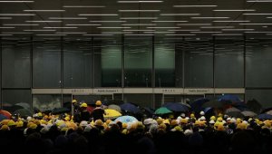 Son Dakika ! Hong Kong'ta protestocular meclisi bastı