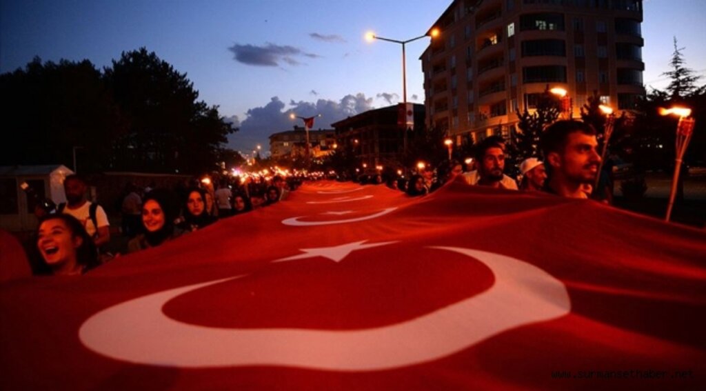 1071 metrekare Türk bayrağıyla "fener alayı"