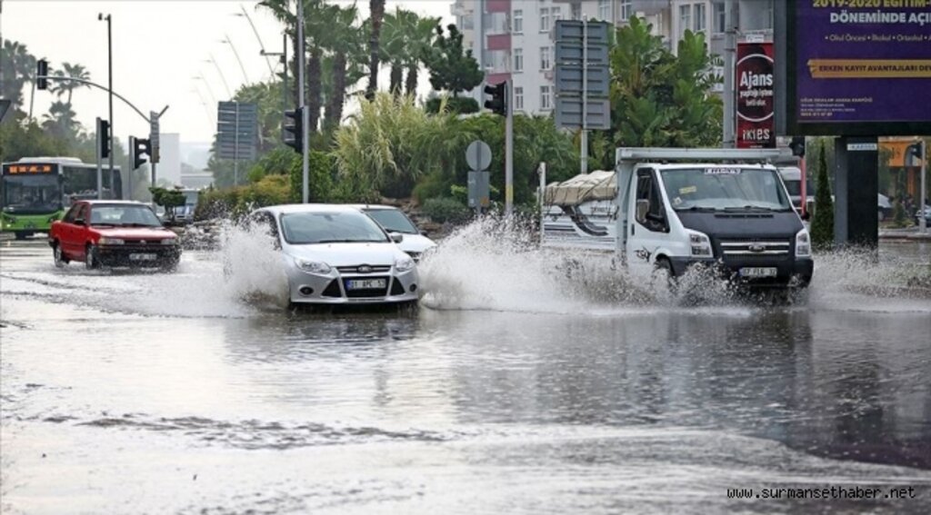 Adana'da sağanak hayatı olumsuz etkiledi