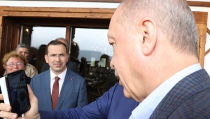 Cumhurbaşkanı Erdoğan oğlunu terörden kurtaran anne ile görüştü