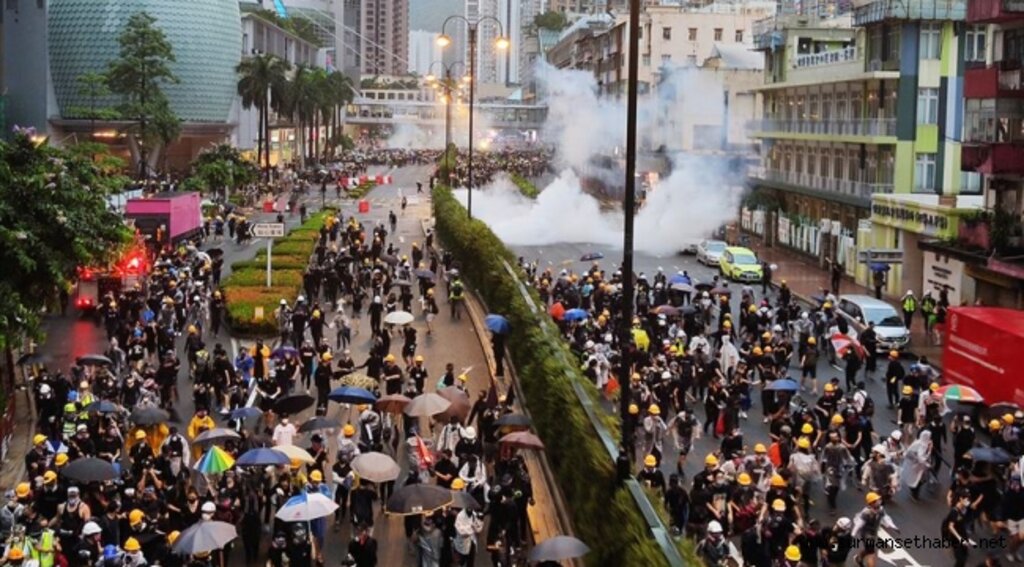 Hong Kong'da protestocuların liderlerine gözaltı