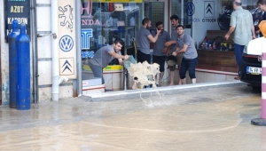 İstanbul'da sağanak yaşamı olumsuz etkiledi