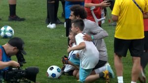 Liverpool ve Chelsea'den engelli çocuklara moral
