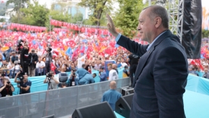 Milletimize düşmanlık edenlerin yanında ne işin var