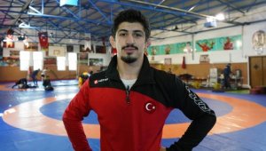 Milli güreşçi Kerem Kamal, dünya şampiyonu