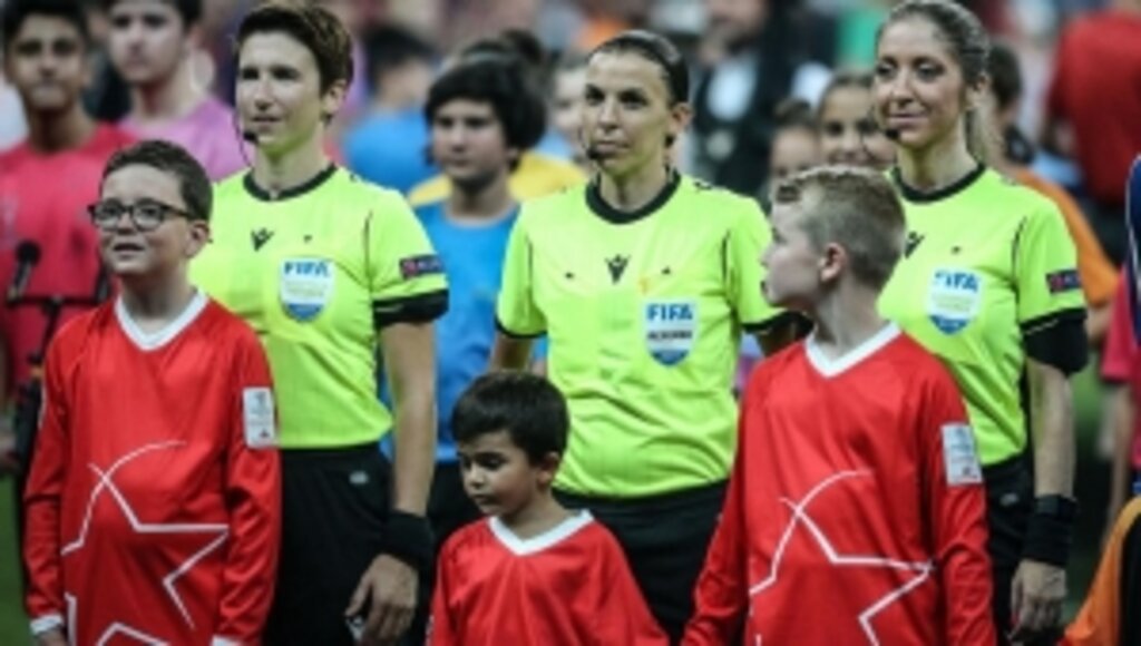 UEFA Süper Kupa finalini kadın hakemler yönetti