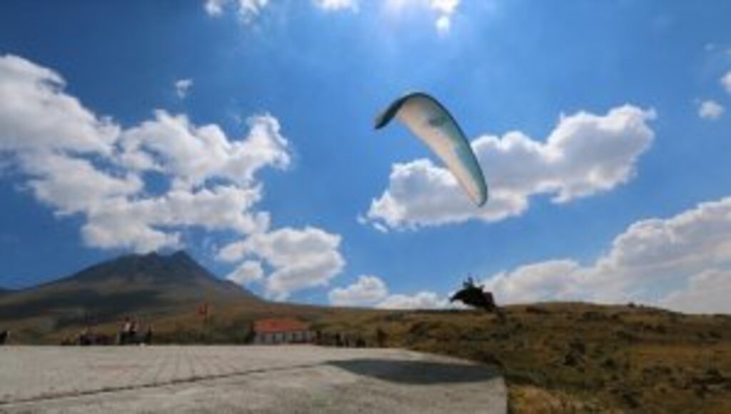 Yamaç paraşütünde dünyanın gözü Hasan Dağı'nda