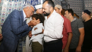 Yılmaz, teşkilat üyeleri ve vatandaşlarla bayramlaştı