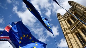 Avam Kamarası anlaşmasız Brexit'i önleyecek tasarıyı onayladı