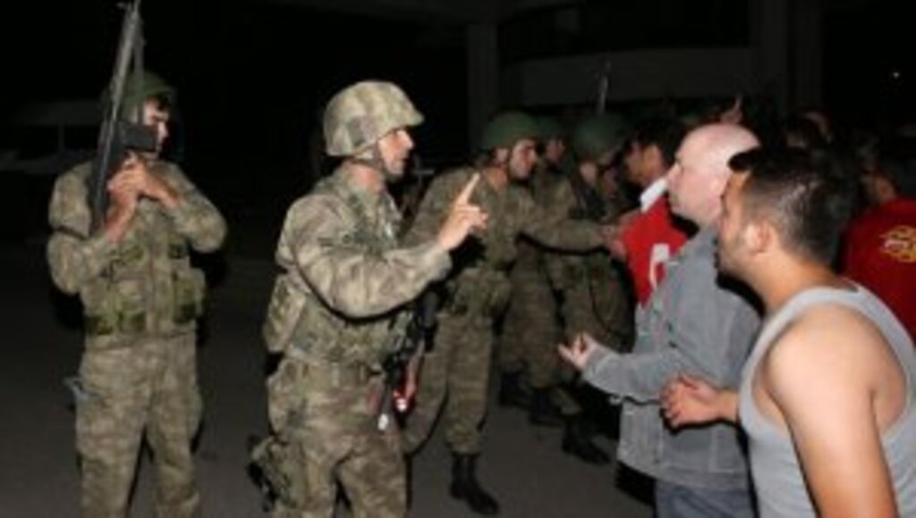 Darbeciler 'Bizi dünyaya rezil ettiniz' diyen vatandaşa ateşle karşılık vermiş