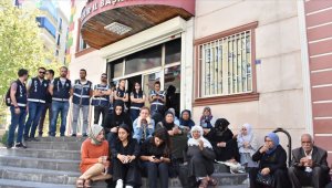 HDP İl binası önünde eylem yapan aile tehdit edildiğini iddia etti
