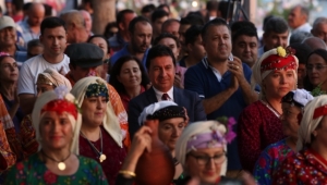 MEYDANDA KEŞKEK KAZANI, BARLAR SOKAĞINDA KARAOVA ÜZÜMÜ