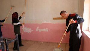 Milli Eğitim Müdürü tulum giyip okulu boyadı
