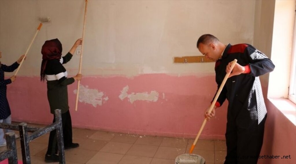 Milli Eğitim Müdürü tulum giyip okulu boyadı