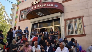 Nöbet tutan Diyarbakır annelerine destek