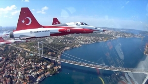Türk Yıldızları'nın İstanbul'u selamlamasına 'kokpit içi' bakış