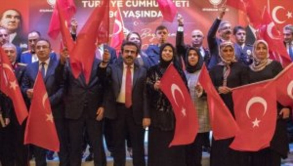 Diyarbakır'da evlat nöbeti tutan anneler de Cumhuriyet Bayramı törenine katıldı