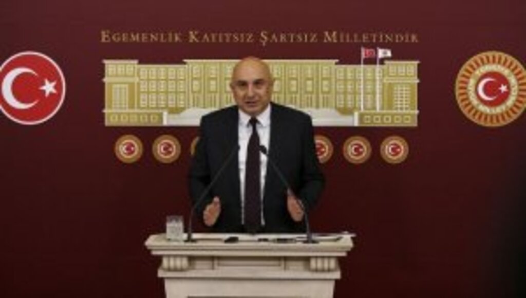 'Halkımızı türbanlısıyla başörtülüsüyle başı açık kadınlarıyla kucaklıyoruz'