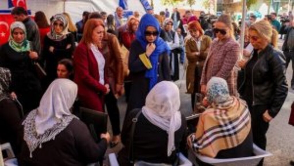 Kadın öğretmenlerden Diyarbakır annelerine destek ziyareti
