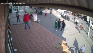Karaköy'de kaldırımda yürüyen bir kadın, yanından geçen başörtülü kıza saldırdı