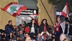 Beyrut'ta Binlerce Gösterici toplandı