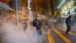Hong Kong'da protestolar Noel akşamında da devam etti