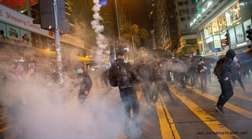 Hong Kong'da protestolar Noel akşamında da devam etti