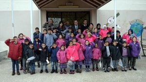 Mehmetçikten 'Çocuklar Üşümesin' kampanyasına mont ve botla destek