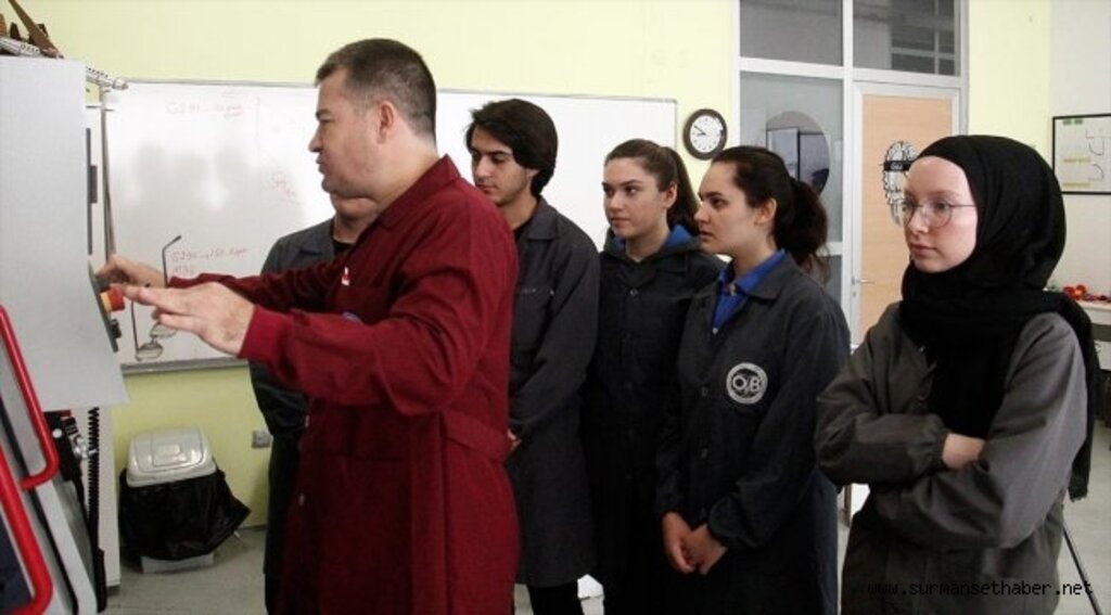 Öğrenciler hem tasarlıyor hem üretiyorlar