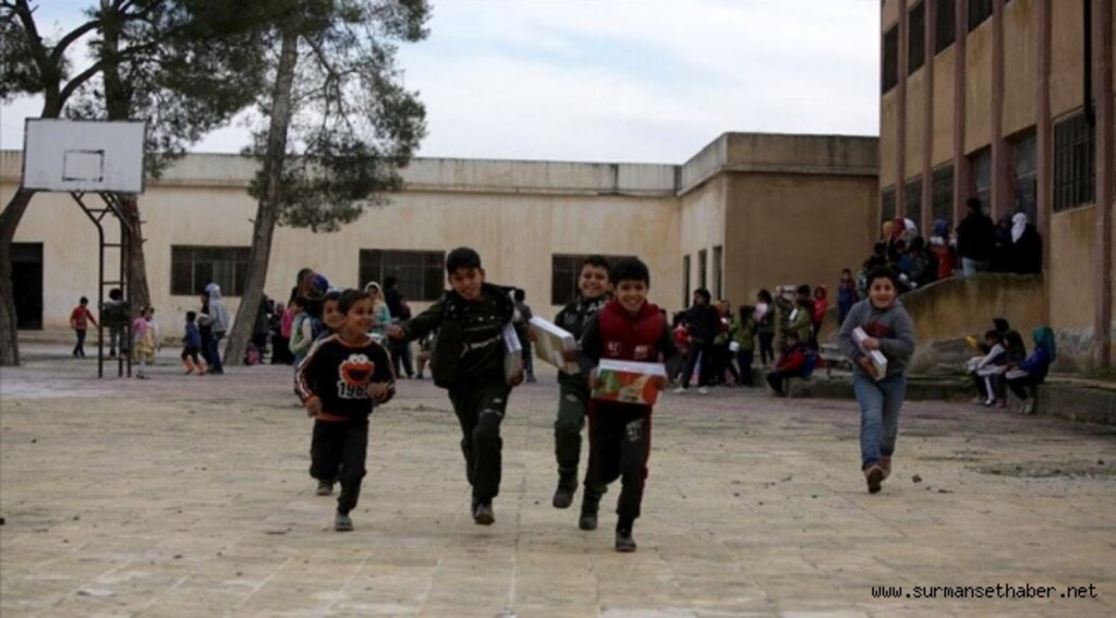 Tel Abyad'da 300 öğrenciye ders kitabı dağıtıldı
