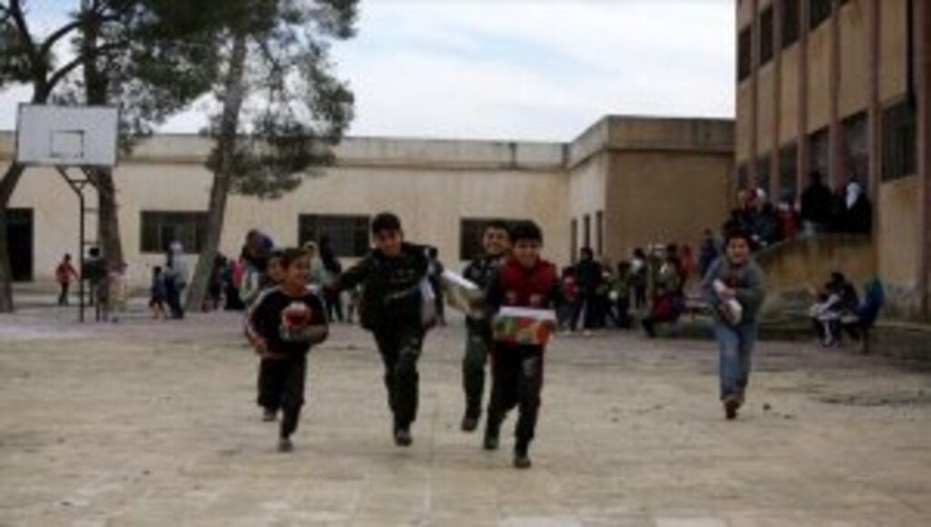 Tel Abyad'da 300 öğrenciye ders kitabı dağıtıldı