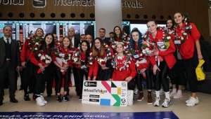 A Milli Kadın Voleybol Takımı, İstanbul'da coşkuyla karşılandı