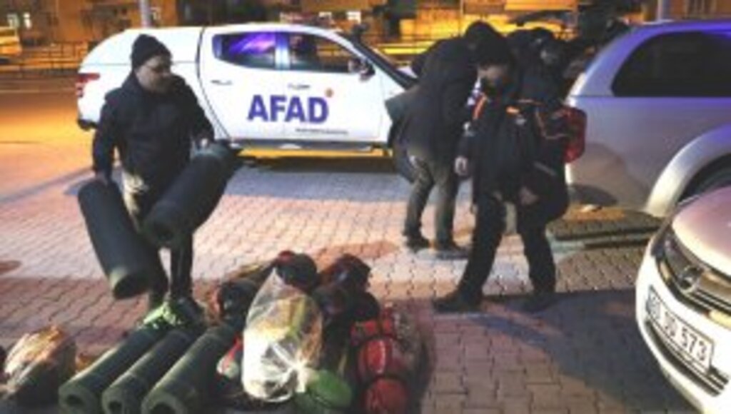 Deprem nedeniyle Elazığ ve Malatya'ya çevre illerden destek ekipler gönderildi