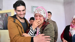 Suriyeli Mahmud elleri ile kazıyarak enkaz altından hayat kurtardı
