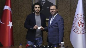 Bakan Kasapoğlu Larkin'e TC kimlik kartını verdi