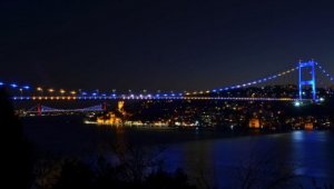 İstanbul'un iki köprüsü Kosova bayrağı renklerine büründü