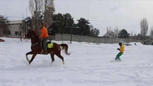 Kayakçıların 'atlı board' keyfi
