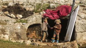 Mağaraya sığınan İdlibli aile sırtlanlara karşı nöbet tutuyor