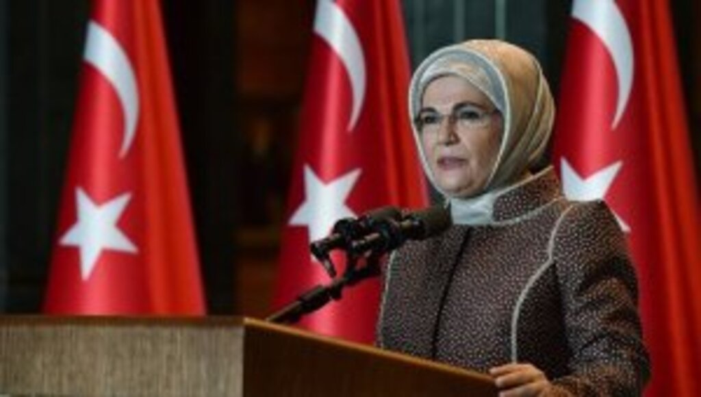 Emine Erdoğan'dan gençlere yaşlıları korumak için dayanışma çağrısı